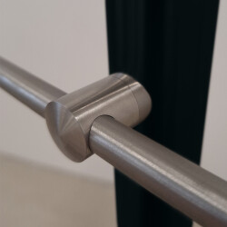 RG01 - Rodillos de acero inoxidable en la esquina con 2 varillas de llenado y postes en negro